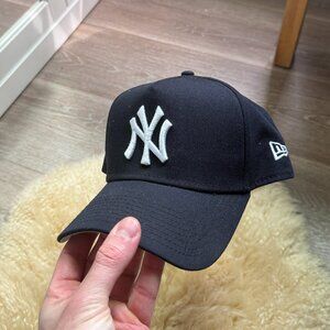 New Era 9FORTY New York Yankees Navy Blue White Logo Snapback Adjustable Hat MLB